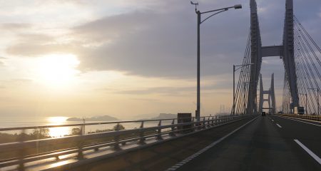 瀬戸大橋 （朝日の瀬戸内海）